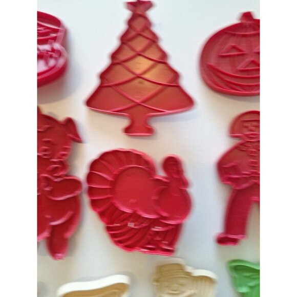 Tupperware & Hutzler 19 Holiday Plastic Cookie Cutters Christmas Easter Vintage - Picture 3 of 14